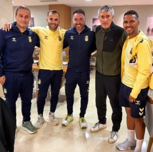 前国安主帅塞蒂恩受邀观看拉帕比赛，并与赫塞、比埃拉等人合影